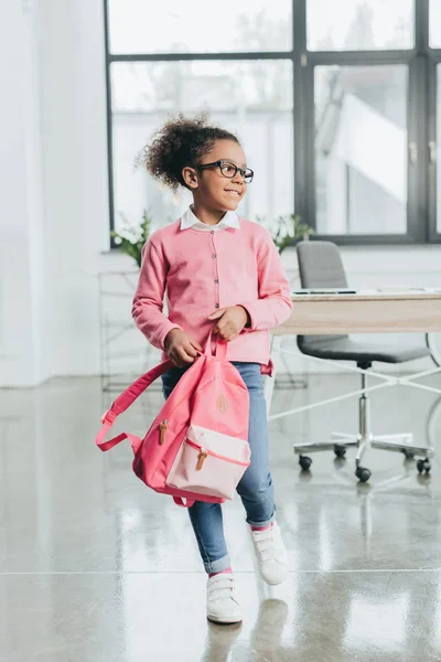 Милая маленькая девочка с рюкзаком — стоковое фото