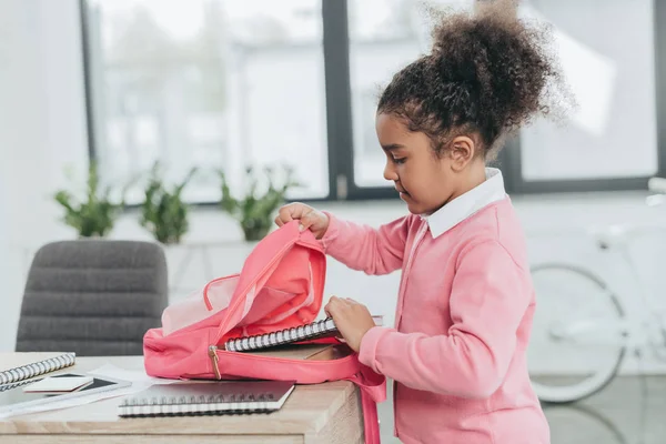 Petite fille mignonne avec sac à dos — Photo de stock