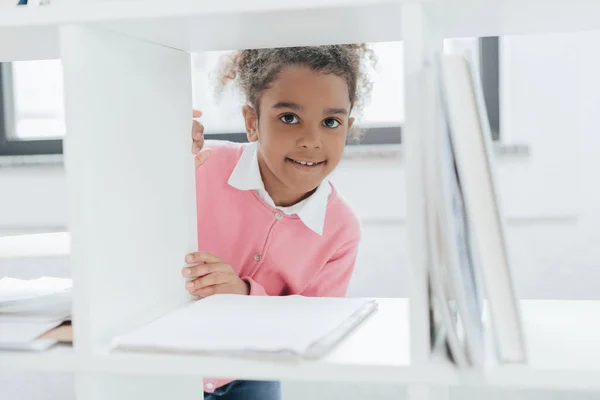 Nettes kleines Mädchen im Büro — Stockfoto