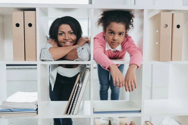 Madre con hija en el cargo - foto de stock