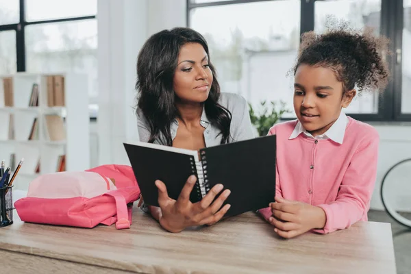 Mother with daughter in office — Stock Photo