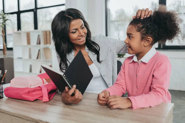 Mutter mit Tochter im Amt — Stockfoto