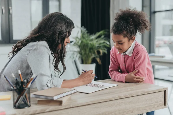 Mutter hilft Tochter bei Hausaufgaben — Stockfoto