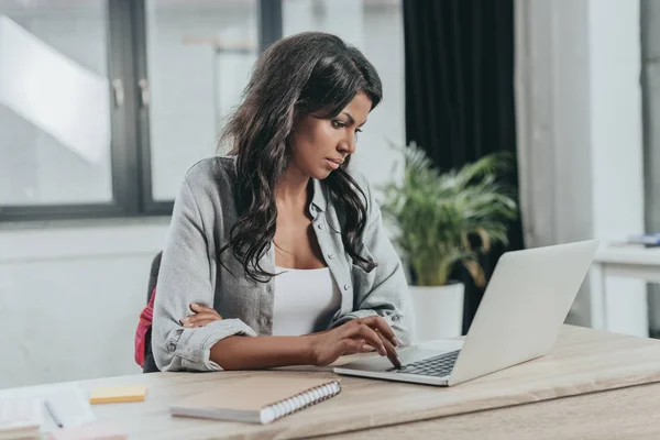 Femme d'affaires tapant sur ordinateur portable — Photo de stock