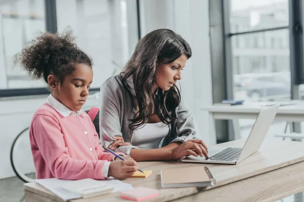 Mujer de negocios escribiendo en el ordenador portátil - foto de stock