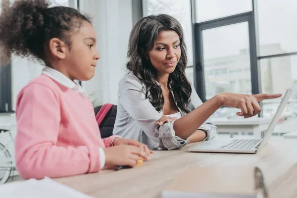 Geschäftsfrau zeigt auf Laptop — Stockfoto