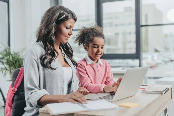 Daughter helping mother with work — Stock Photo