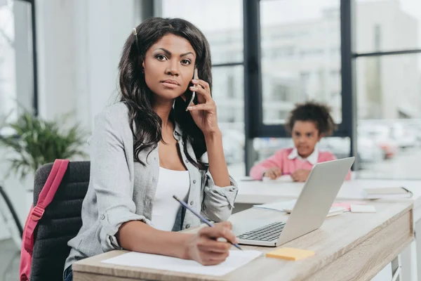 Donna d'affari che parla su smartphone — Foto stock