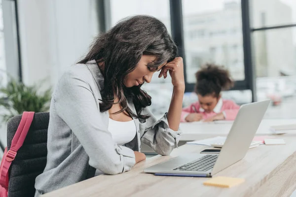 Erschöpfte Geschäftsfrau am Arbeitsplatz — Stockfoto