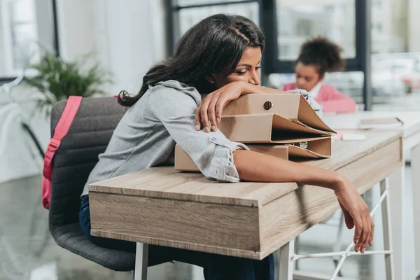 Mujer de negocios cansada en el lugar de trabajo - foto de stock