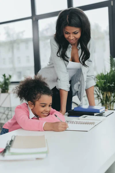 Madre pasando tiempo con su hija - foto de stock