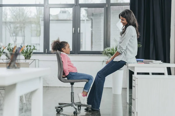 Madre pasando tiempo con su hija - foto de stock