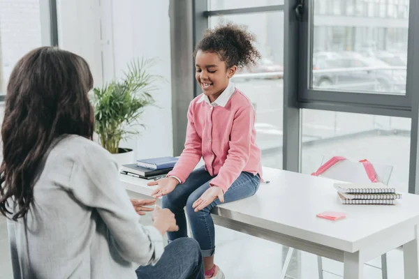 Mère jouant avec sa fille — Photo de stock