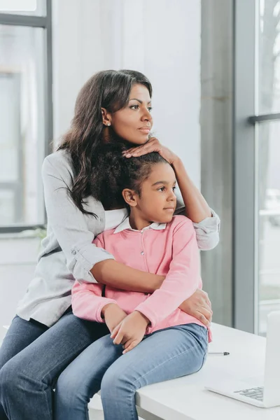 2 madre abrazando hija - foto de stock