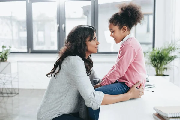 Afro americano madre parlando con figlia — Foto stock