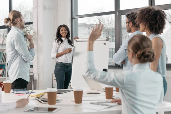 Geschäftsteam während eines Workshops im Büro — Stockfoto