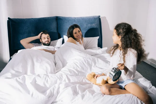 Familia feliz en el dormitorio - foto de stock