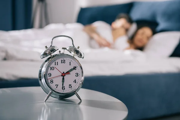 Reloj despertador en el dormitorio - foto de stock