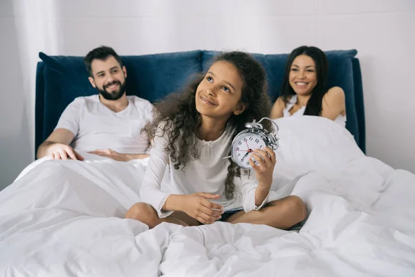 Счастливая семья в спальне — стоковое фото