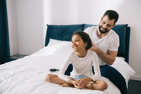 Padre peinando pelo de hija - foto de stock