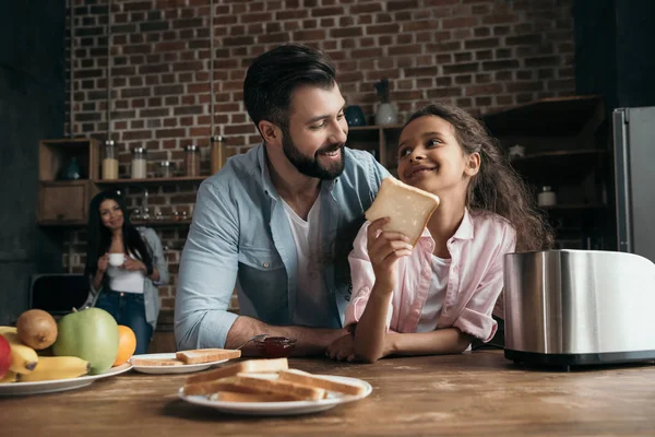 Father with daughter preparing toasts — Stock Photo