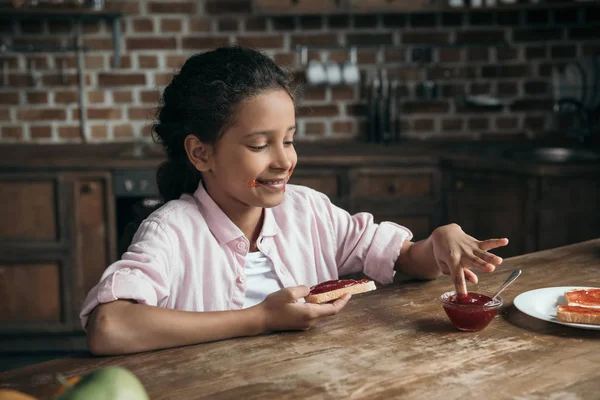 Mädchen spielt mit Marmelade — Stockfoto