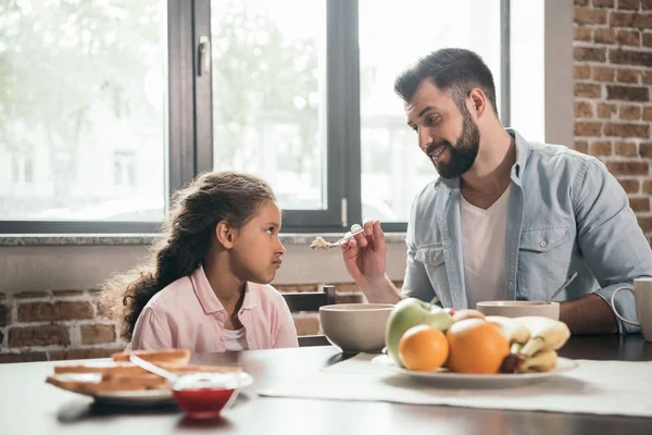 Vater füttert Mädchen mit Haferbrei — Stockfoto