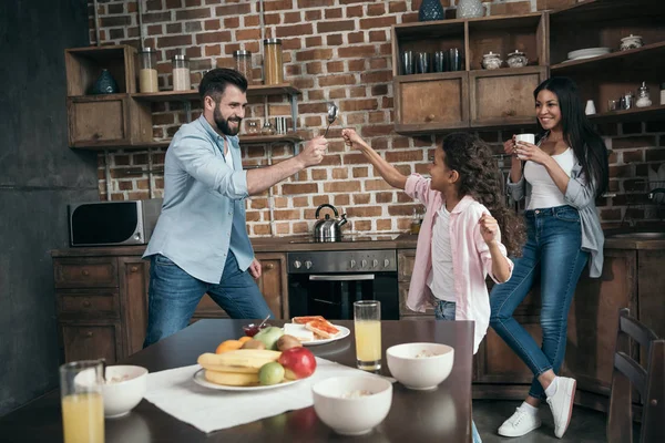 Pai e filha brincando na cozinha — Fotografia de Stock