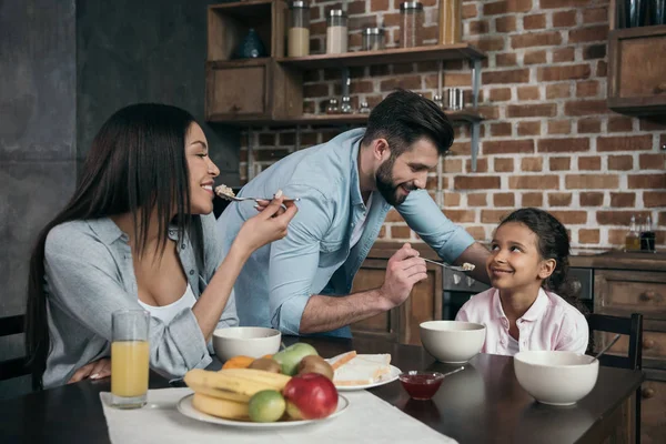 Семья завтракает дома — стоковое фото