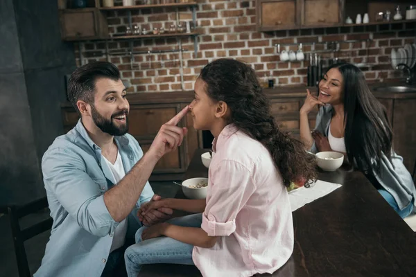 Vater rührt Töchter an die Nase — Stockfoto