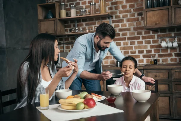 Familie frühstückt zu Hause — Stockfoto