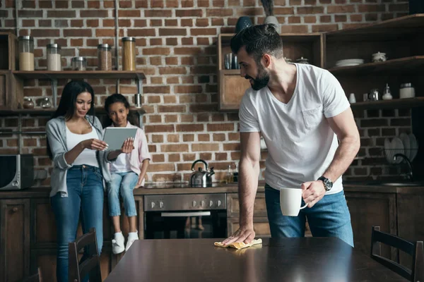 Familie frühstückt zu Hause — Stockfoto