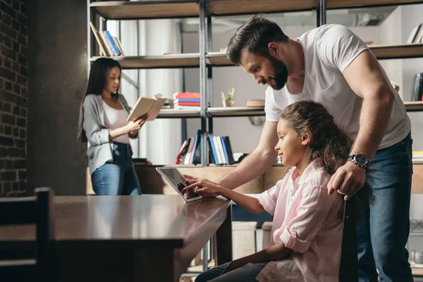 Familie verbringt Zeit zu Hause — Stockfoto