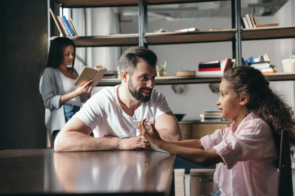 Ragazza pre-adolescente che racconta con il padre — Foto stock