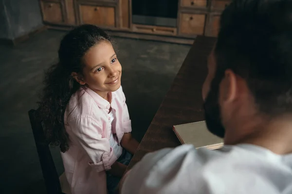 Pre-adolescent girl talking with father — Stock Photo