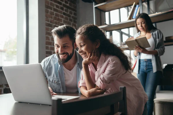 Father and daughter using laptop — Stock Photo