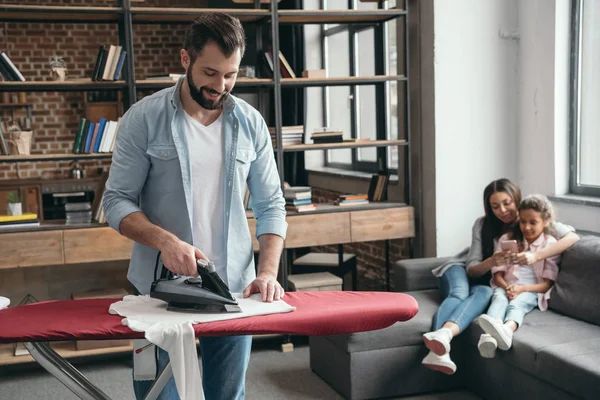 Famiglia trascorrere del tempo a casa — Foto stock