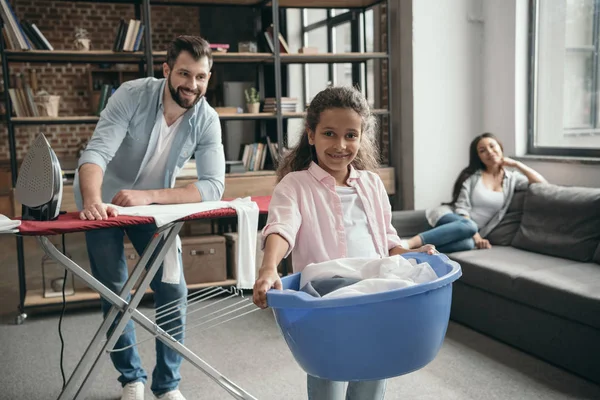 Multiethnische Familie bügelt Kleidung — Stockfoto