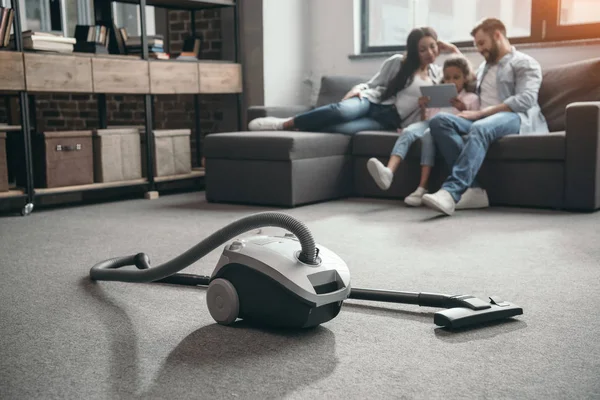 Família descansando em casa — Fotografia de Stock