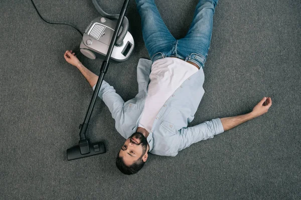 Homme nettoyage à la maison — Photo de stock