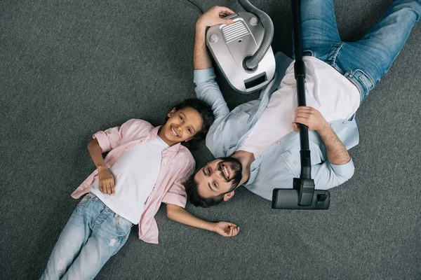 Père et fille couchés sur le sol — Photo de stock