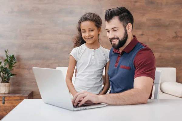 Father and daughter with laptop — Stock Photo