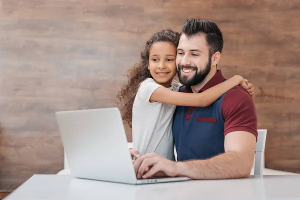Père et fille avec ordinateur portable — Photo de stock