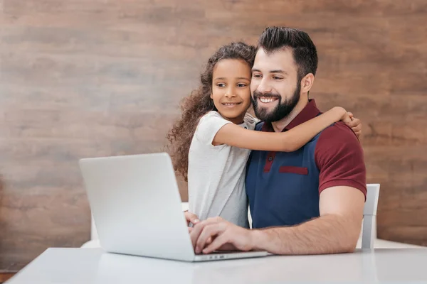 Padre e hija con portátil - foto de stock