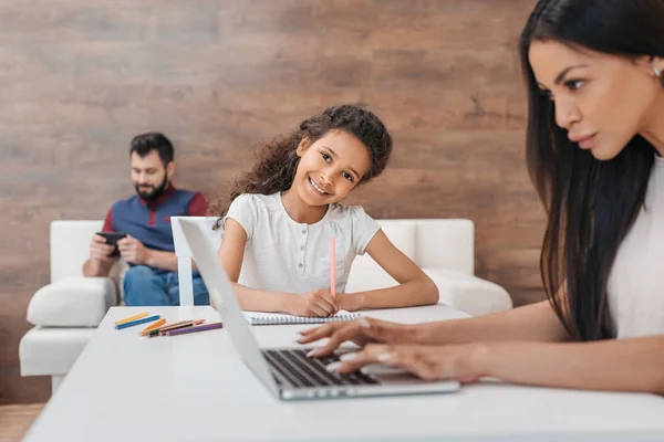 Girl drawing at home — Stock Photo