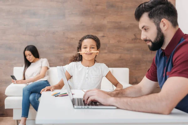 Multiethnische Familie zu Hause — Stockfoto