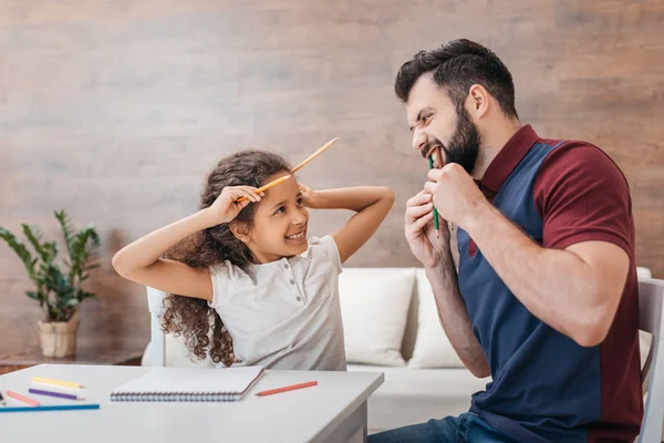 Padre dibujando con hija - foto de stock