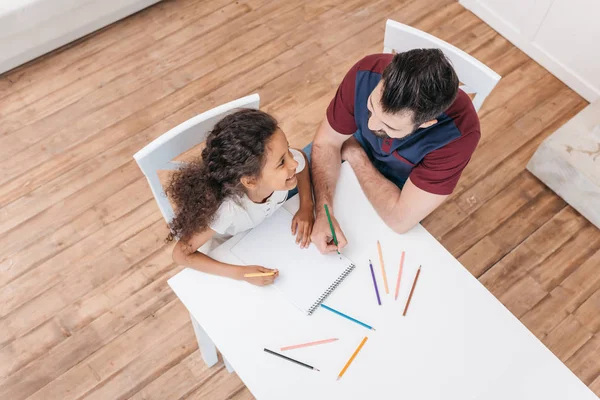 Father drawing with daughter — Stock Photo