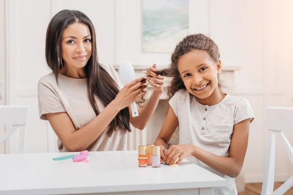 Hija haciendo manicura - foto de stock