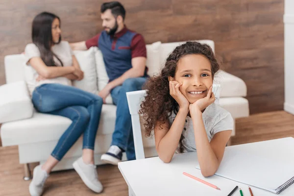 Menina desenho em casa — Fotografia de Stock